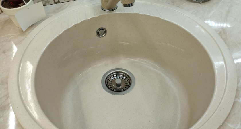 Назван способ быстро отмыть слив без химии