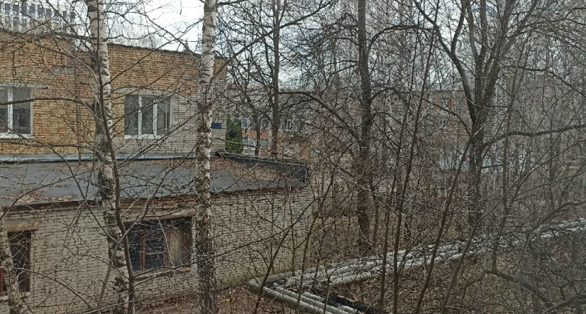 В Оренбурге снесли заброшенное здание рядом со школой №1