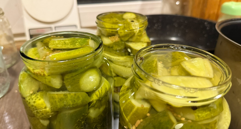 Огурцы на зиму закрываю только так: не остается даже рассола - все, кто пробует, умоляют дать рецепт