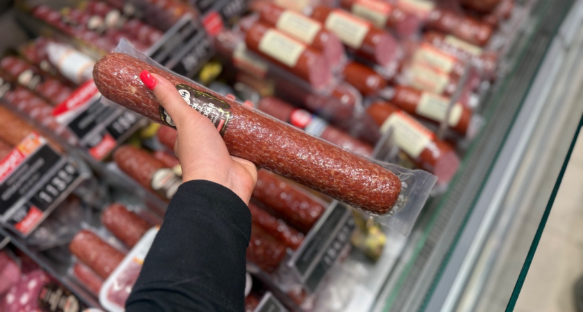 Продавец рассказала - зачем люди за раз берут в «Светофоре» сразу по 10-20 палок колбасы и по 20 кг сосисок