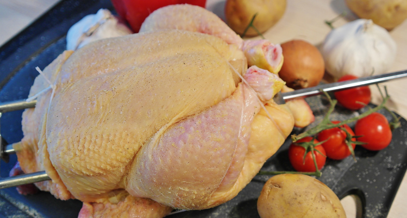 Из-за чего деревенские куры такие желтые