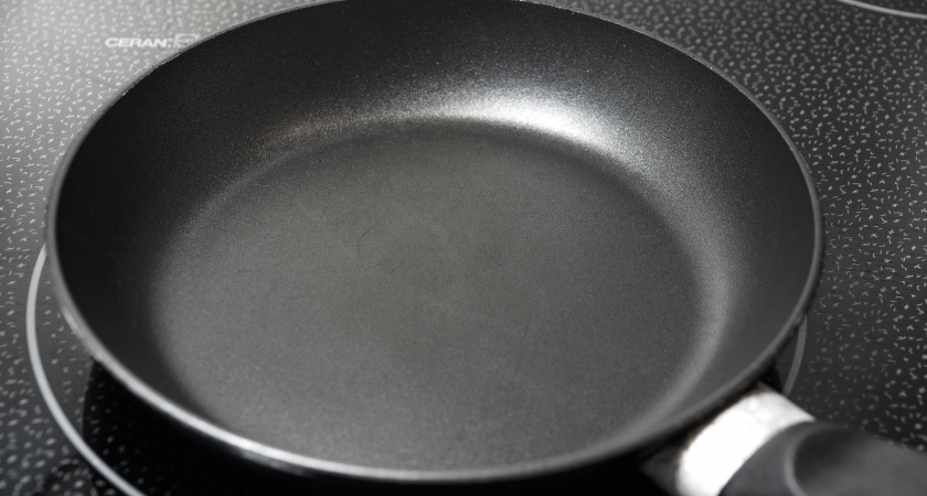 Лайфхак для очищения сковородки с применением чёрного чая