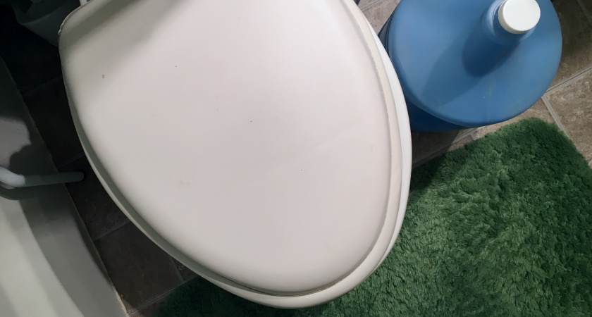Почему крышку унитаза не следует оставлять открытой