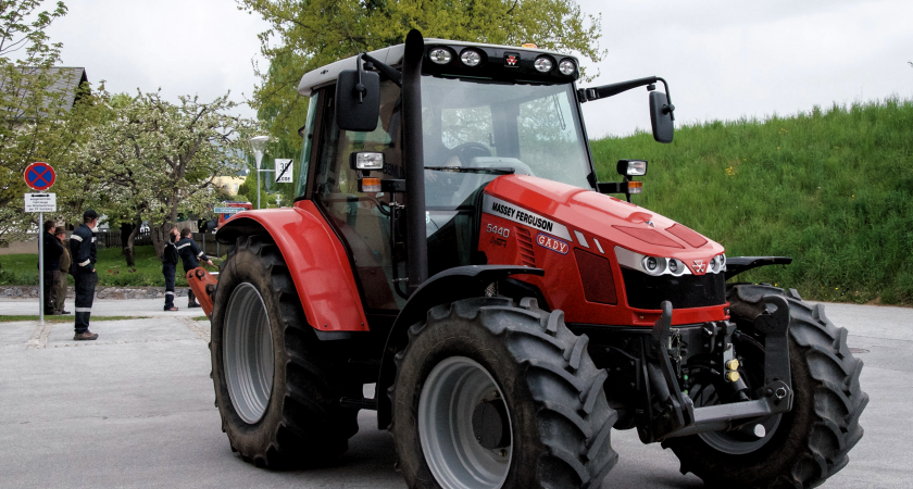 Можно ли обгонять через сплошную трактор или экскаватор? Верховный Суд дал разъяснения