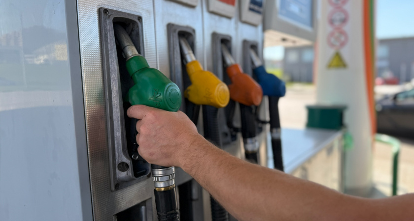 Исследование: сколько бензина заливают на заправках "Роснефти", "Лукойла" и "Газпрома"?