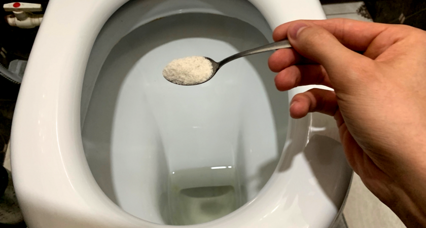 В чем заключается польза соления воды в унитазе