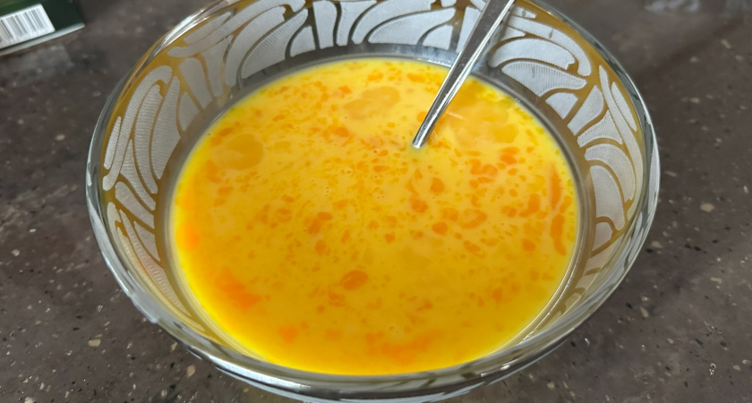 Необычный способ приготовления яичницы: нужен всего лишь обыкновенный стакан