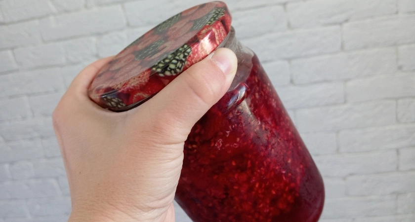 Тетя покупает в Светофоре свинину, ягоды, делает и продаёт тушенку, варенье: на вырученные деньги дом в деревне купила