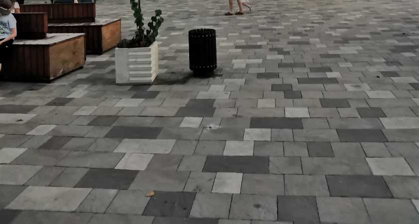 Подрядчика обязали переделать плитку в сквере Безакa