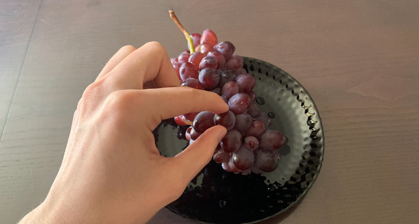 Ягода, которая, несмотря на пользу, таит в себе много негативного влияния, а значит и опасностей для здоровья