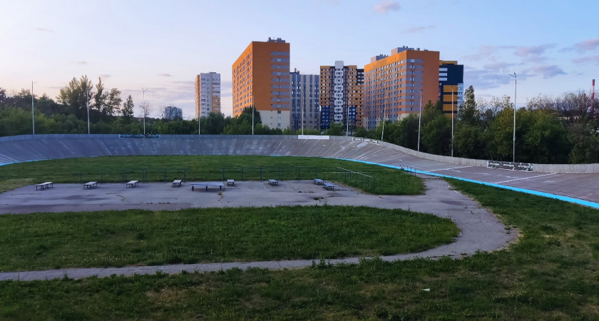 Сотрудники коммунальных служб наводят порядок в Оренбурге