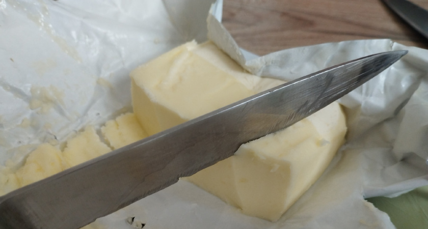 Девушка купила в "Светофоре" популярное масло и проверила его натуральность в домашних условиях