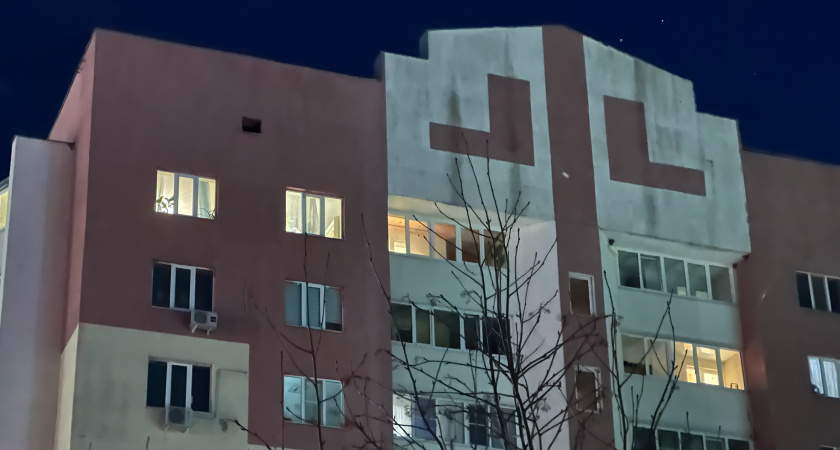 Студентка в Орске выпала из окна института