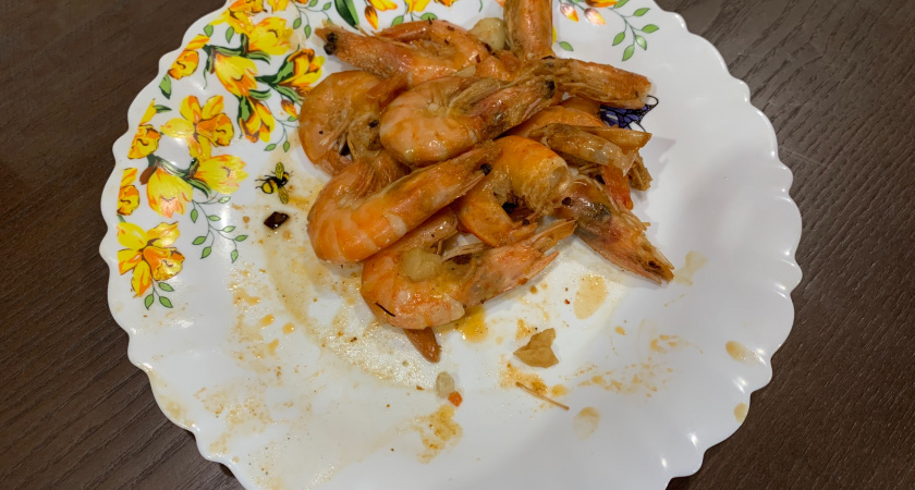 Двое мужчин в Шарлыке украли креветки из магазина