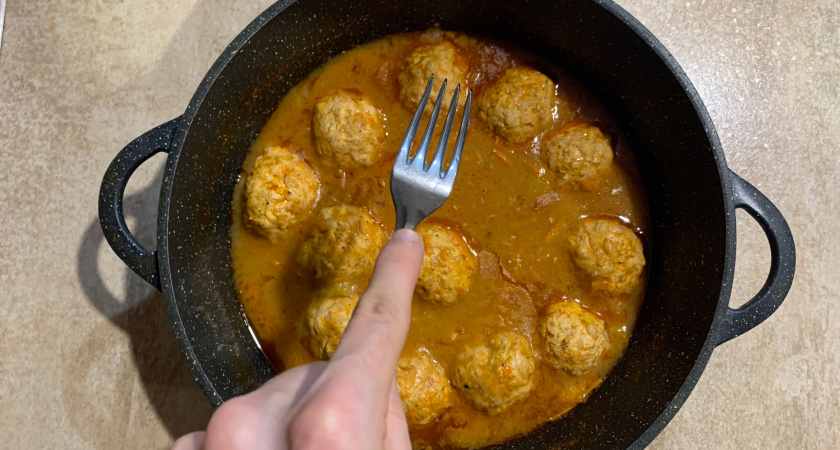 Почему не стоит есть после 21:00 и что скрывается за нашим пищевым поведением