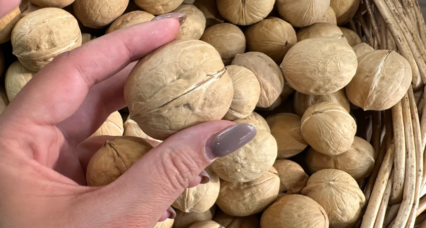 Легкий и быстрый способ очистки грецких орехов, благодаря которому вам не придется собирать скорлупу по всей кухне