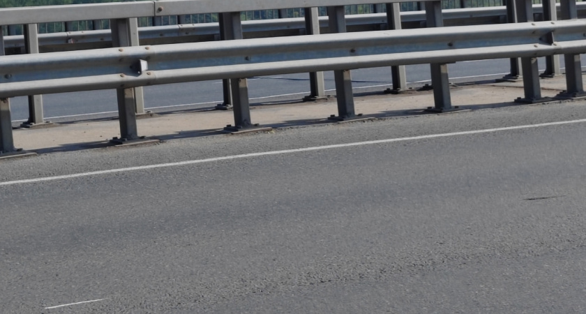 В Оренбурге на участке Нежинского шоссе появились пешеходные ограждения