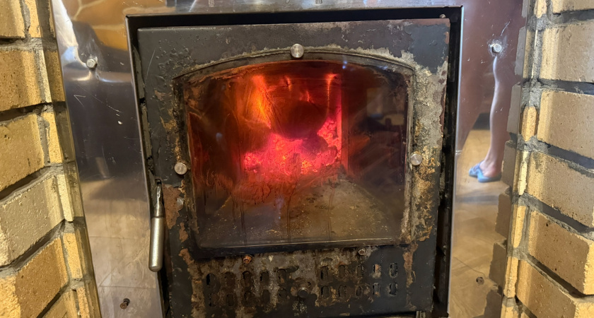 Как деревенские жители в России заменяют зимою газ: отголосок прошлого, спасающий финансы от жуткой растраты