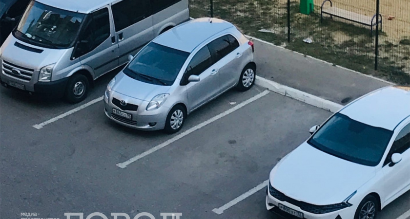 Во дворе Оренбурга водитель наехал на девушку 