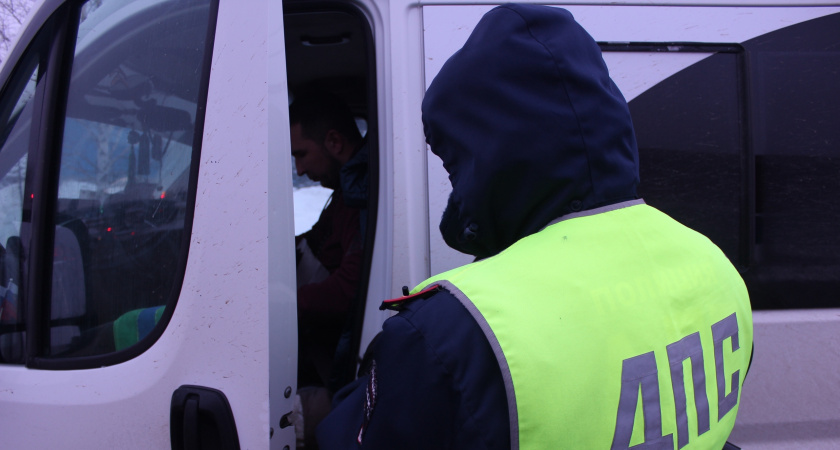 Вы сидите в выключенной машине на парковке. К вашему автомобилю подходит инспектор ГАИ и просит показать документы — законно ли и что делать