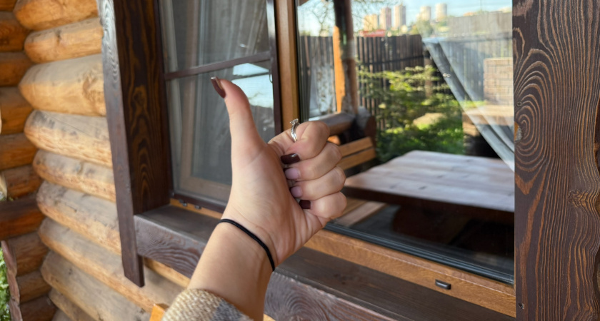 Прием быстрого отмытия окон: понадобятся уксус, моющее средство и вода