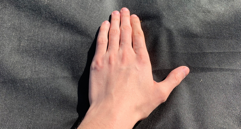 Какими материалами не следует укрывать розы на зиму: их использование может обернуться гибелью цветов 