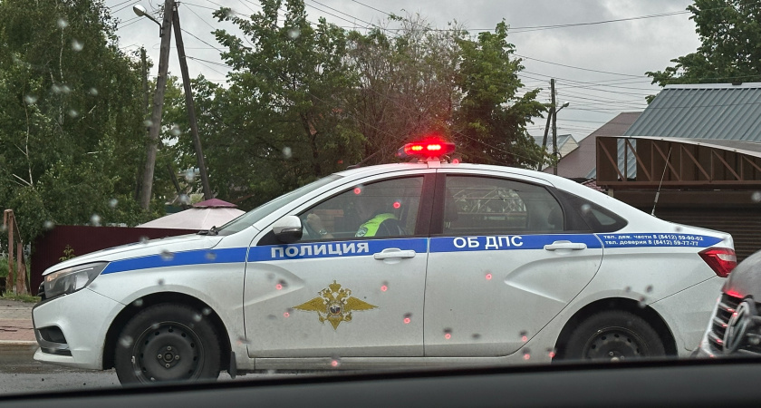 Оренбургские сотрудники ГАИ помогли женщине