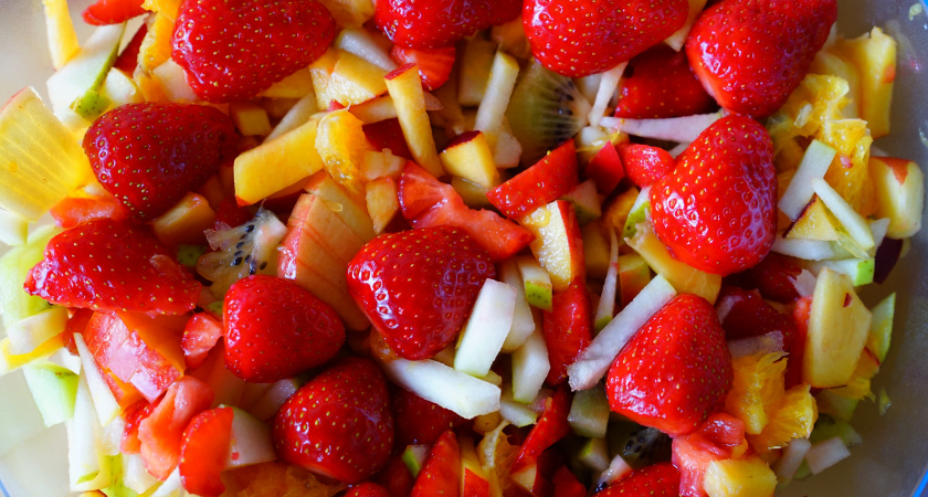 Новогодний фруктовый салат в бокалах — яркий десерт для сказочного застолья