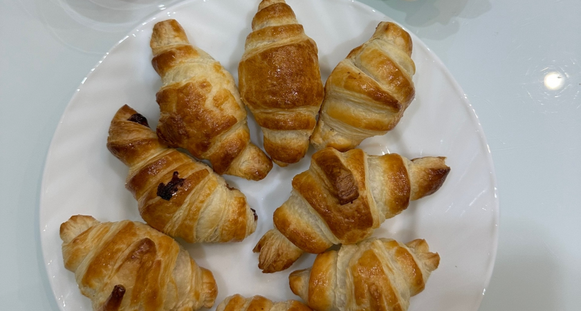 Круассаны с шоколадом — вкуснейшее лакомство для чаепития