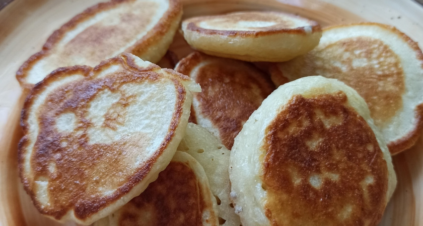 Творожно‑сырные оладьи — рецепт для завтрака на скорую руку