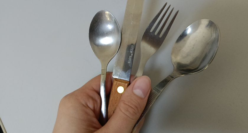 В кафе Орска девушка воткнула вилку в губу знакомой