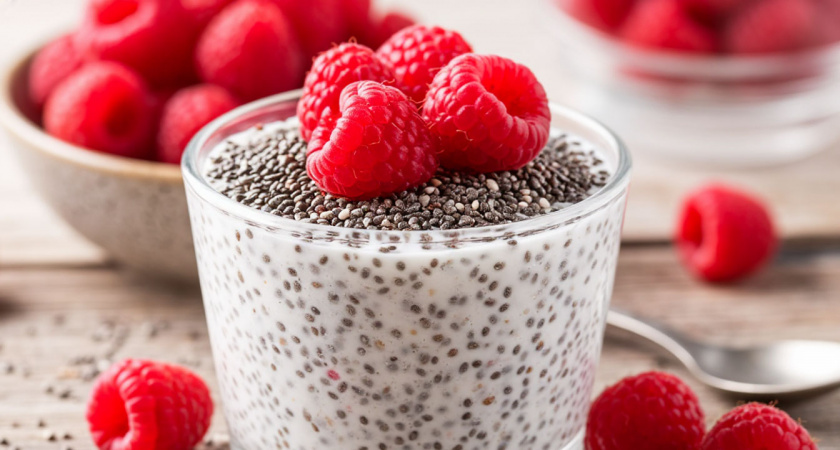 Рецепт завтрака — йогурт с семенами чиа, медом, персиками и малиной