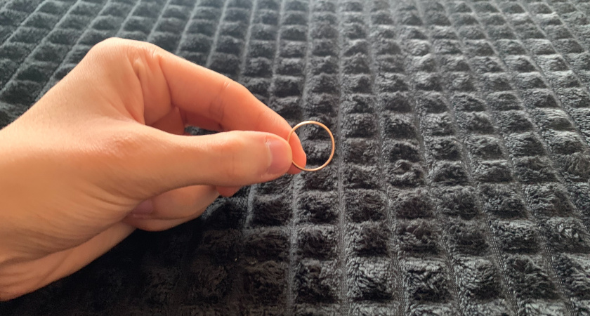 В Орске задержали грабителя, разбившего витрину ювелирного зала молотком