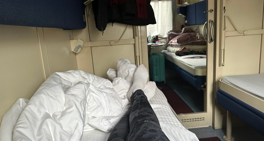 Как выглядят плацкартные вагоны без верхних полок и куда на них можно уехать из Москвы