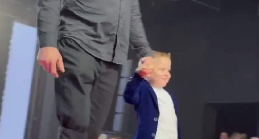 Мальчик с протезом из Оренбурга прошёл по подиуму на показе в Москве