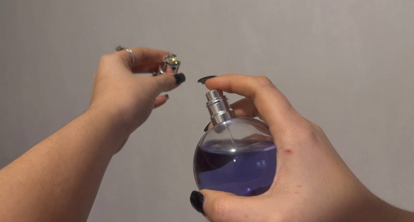 Теперь зимой наношу парфюм не на запястья, а по-другому: так шлейф длиннее, стойкость больше, аромат красивее