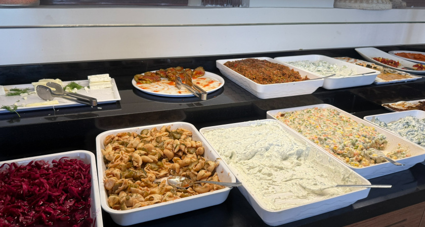 Опробовал шведский стол на завтрак и ужин за 900 рублей в Сочи: вот что дают за эти деньги в российском отеле