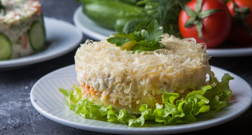 Вместо надоевшей «Мимозы» — слоеный салат с шпротами: король Нового года — Красная Лошадь принесет счастье