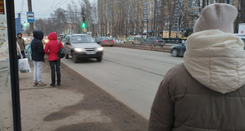 Полтора часа на морозе с ребенком простояла жительница Оренбурга, ожидая автобус