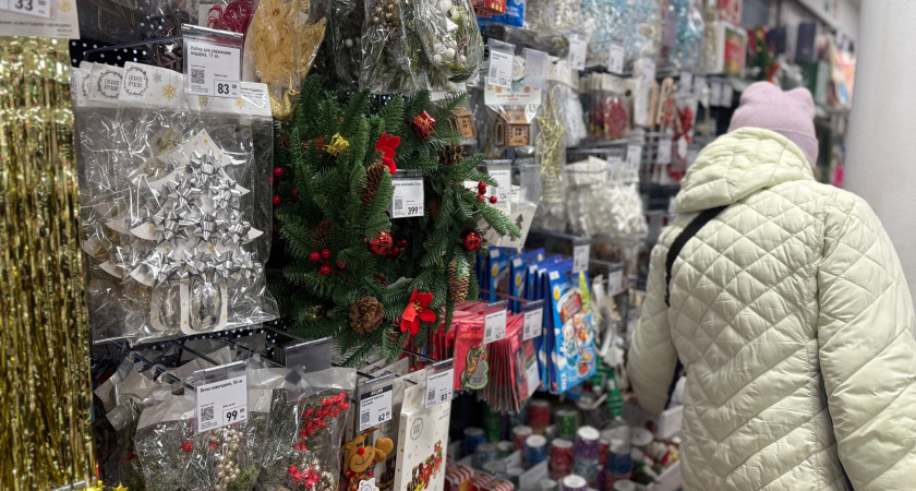 Проверила, выгодно ли закупаться в "Фикс Прайсе": разбираю новогодний ассортимент - ребёнок в восторге, а я удивлена