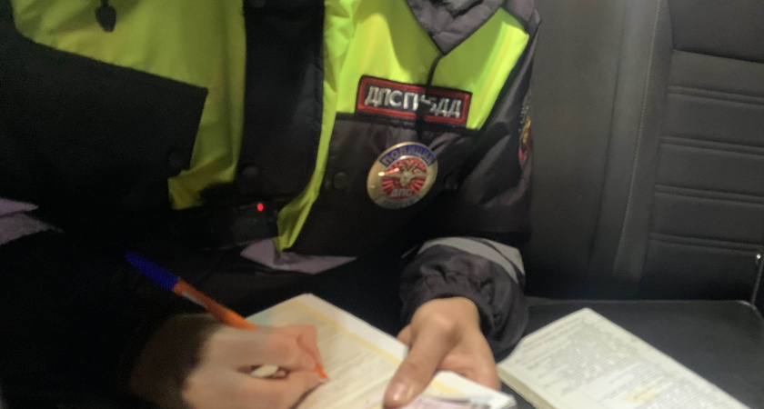 Верховный суд поставил точку: законно ли лишать водителя прав за объезд выбоины через сплошную