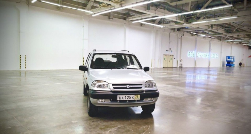 В Оренбурге выставили уникальную «Ниву» Ростроповича в ТРК «Мармелад»