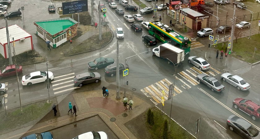Столкновение машин в Оренбурге парализовало въезд в Южный