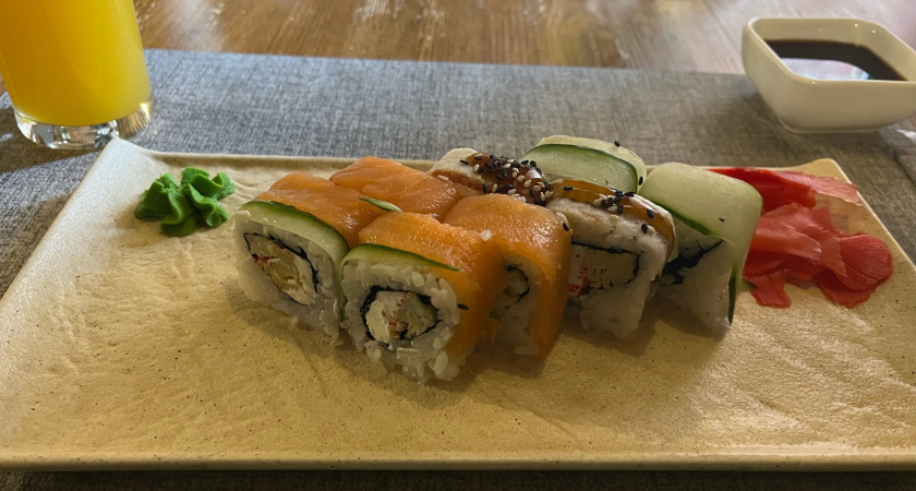 Суд заставил оренбургское кафе заплатить за отравление гостей роллами