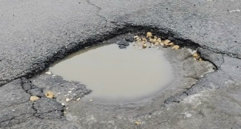 «Опасность на каждом шагу»: как жителям Орска приходится маневрировать между фурами и ямами