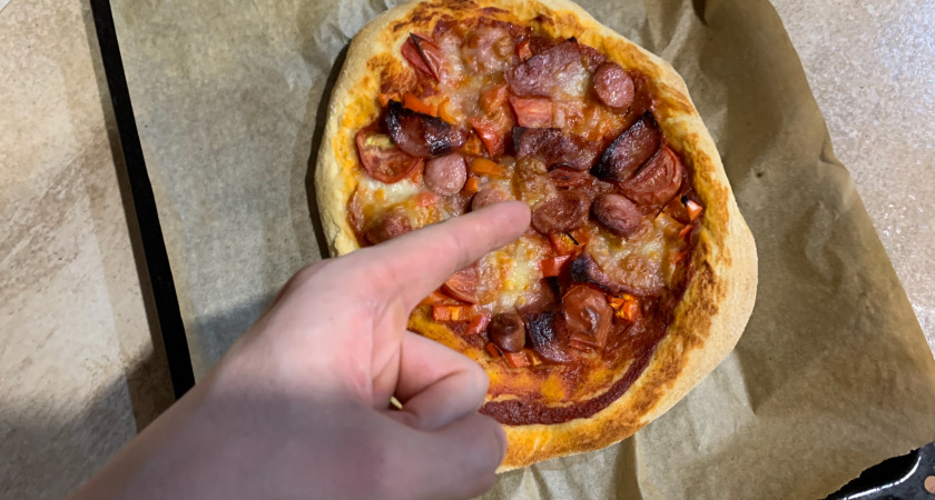 Оренбуржец подал в суд на пиццерию после того, как сломал зубы о камень 