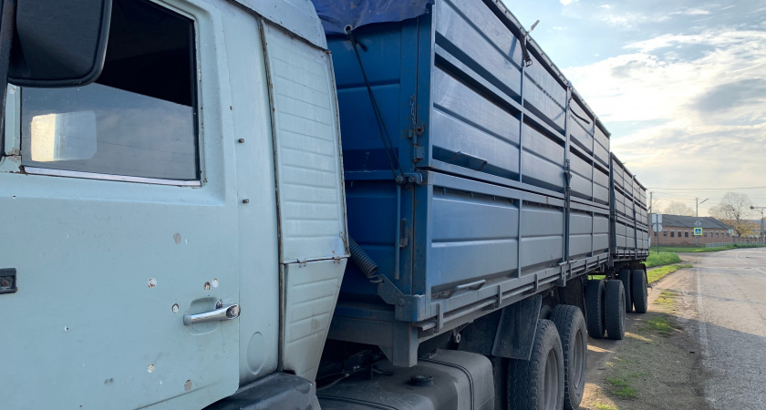 В оренбургском МКР расчищают дороги от припаркованных грузовиков