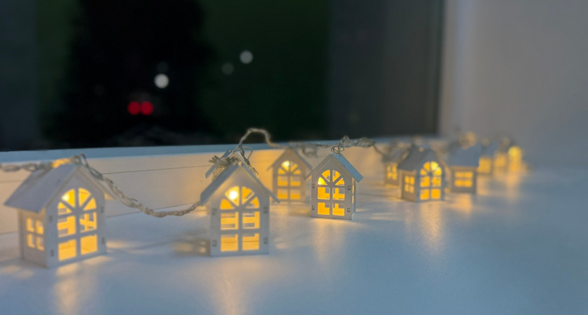 Отмечать Новый год с друзьями больше не модно: ВЦИОМ и "Оливье" в тишине — почему сейчас принято делать иначе 