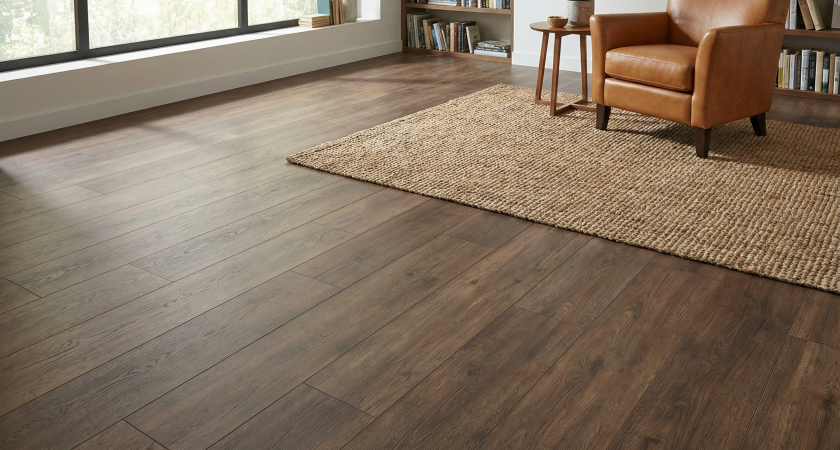 Положила кварцвинил на кухне: сверхпрочный и мегакомфортный, ни сколов, ни царапин — 4 года зимой ходим босиком