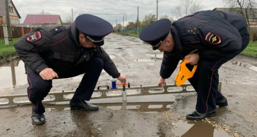 «По кочкам, по кочкам»: как жителям Красногвардейского района не остаться без машины, пока едут домой